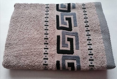 Közepes méretű törölköző, bézs mintás