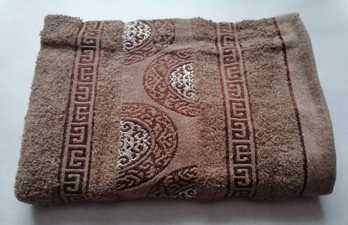Normál méretű törölköző, sötét barna mintás