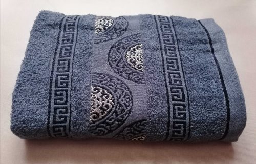 Közepes méretű törölköző, sötétkék mintás
